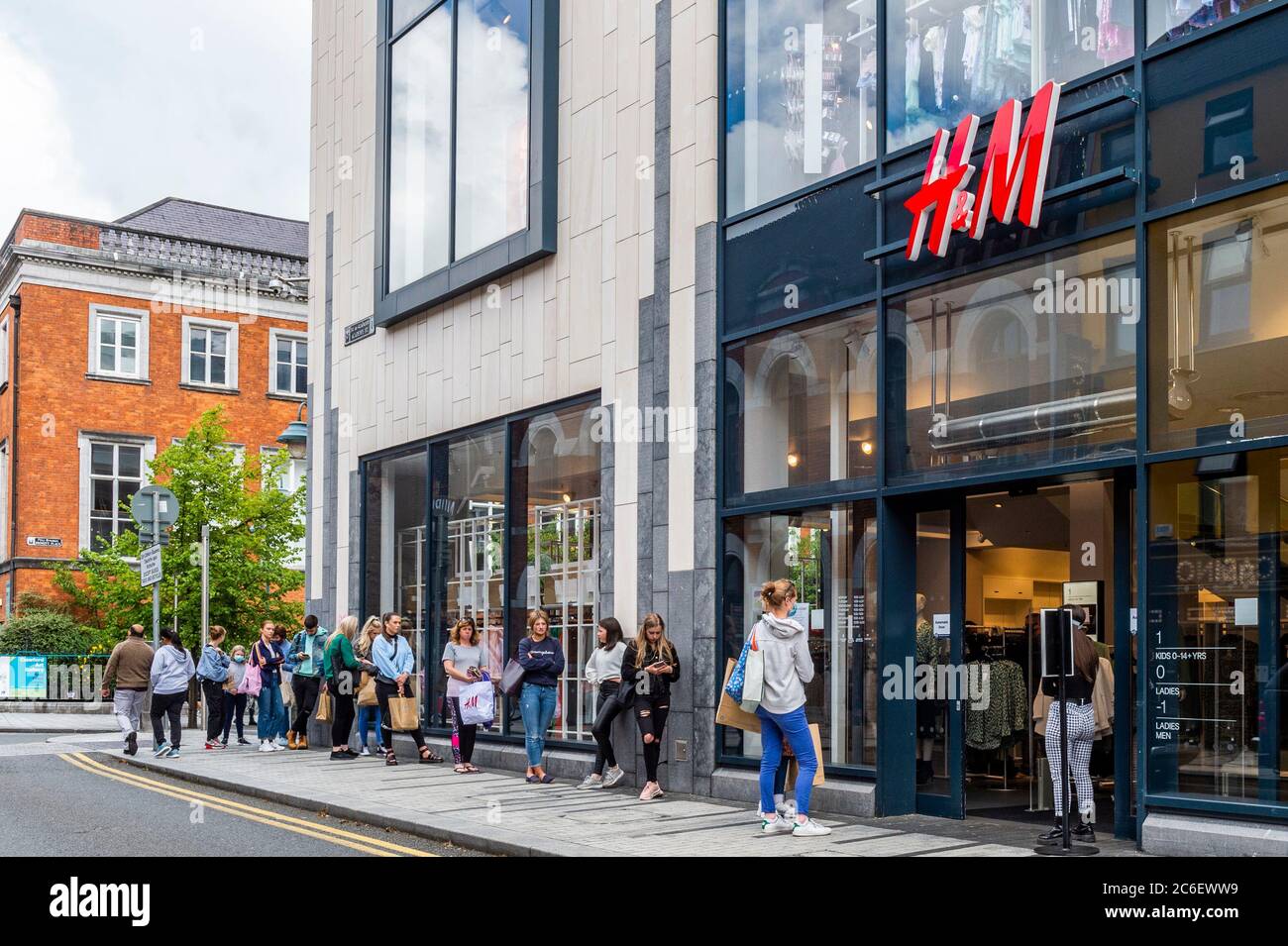 Cork, Irland. Juli 2020. Das H&M-Bekleidungsgeschäft in Opera Lane, Cork City, war heute geöffnet, und eine große Schlange von Käufern wartete darauf, das Geschäft zu betreten. H&M schließt 170 seiner 5000 weltweiten Geschäfte und es ist unklar, ob der Opera Lane-Shop der Axt gegenübersteht. Quelle: AG News/Alamy Live News Stockfoto
