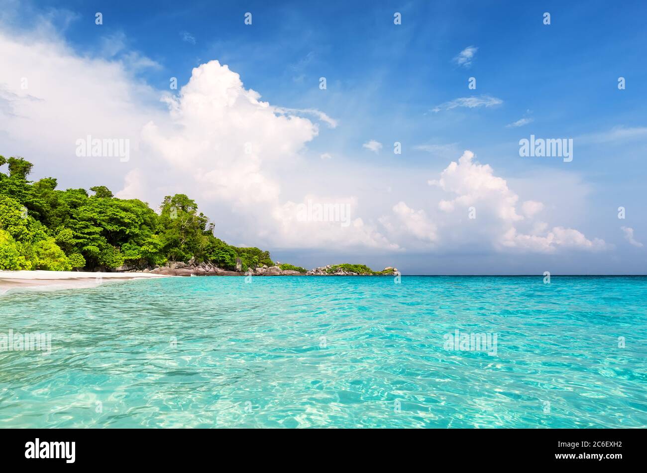 Schöner Strand und blauer Himmel auf Similan Inseln, Thailand. Urlaub Urlaub Urlaub Hintergrund Wallpaper. Blick auf schöne tropische Strand.Reisen Sommer Urlaub b Stockfoto