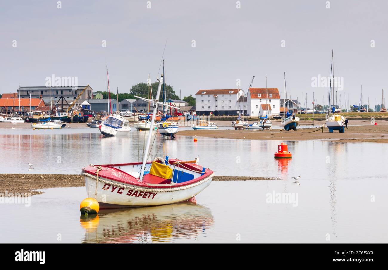 Sicherheitsboot liegt im seichten Wasser vor der Gezeitenmühle bei Woodbridge an der Deben Mündung in Suffolk UK Stockfoto