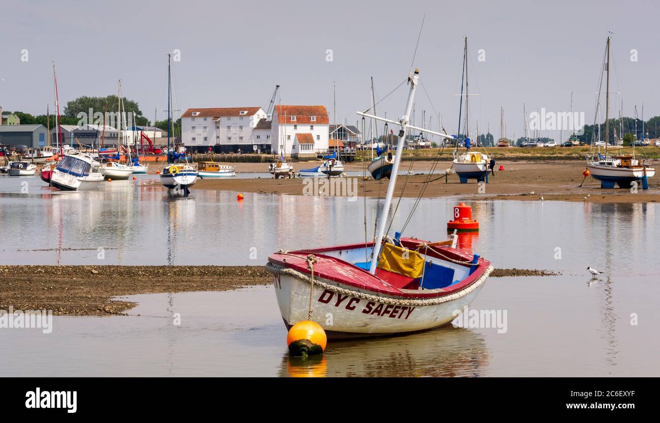 Sicherheitsboot liegt im seichten Wasser vor der Gezeitenmühle bei Woodbridge an der Deben Mündung in Suffolk UK Stockfoto