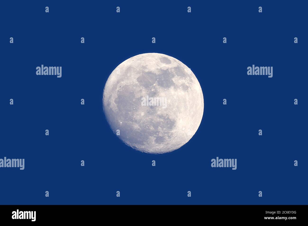 Vollmond (97%) tagsüber (etwa bei Sonnenuntergang), wie durch ein 80mm ED-APO Refraktorteleskop im Brennpunkt gesehen. Der Hintergrund ist durchschnittlich Stockfoto