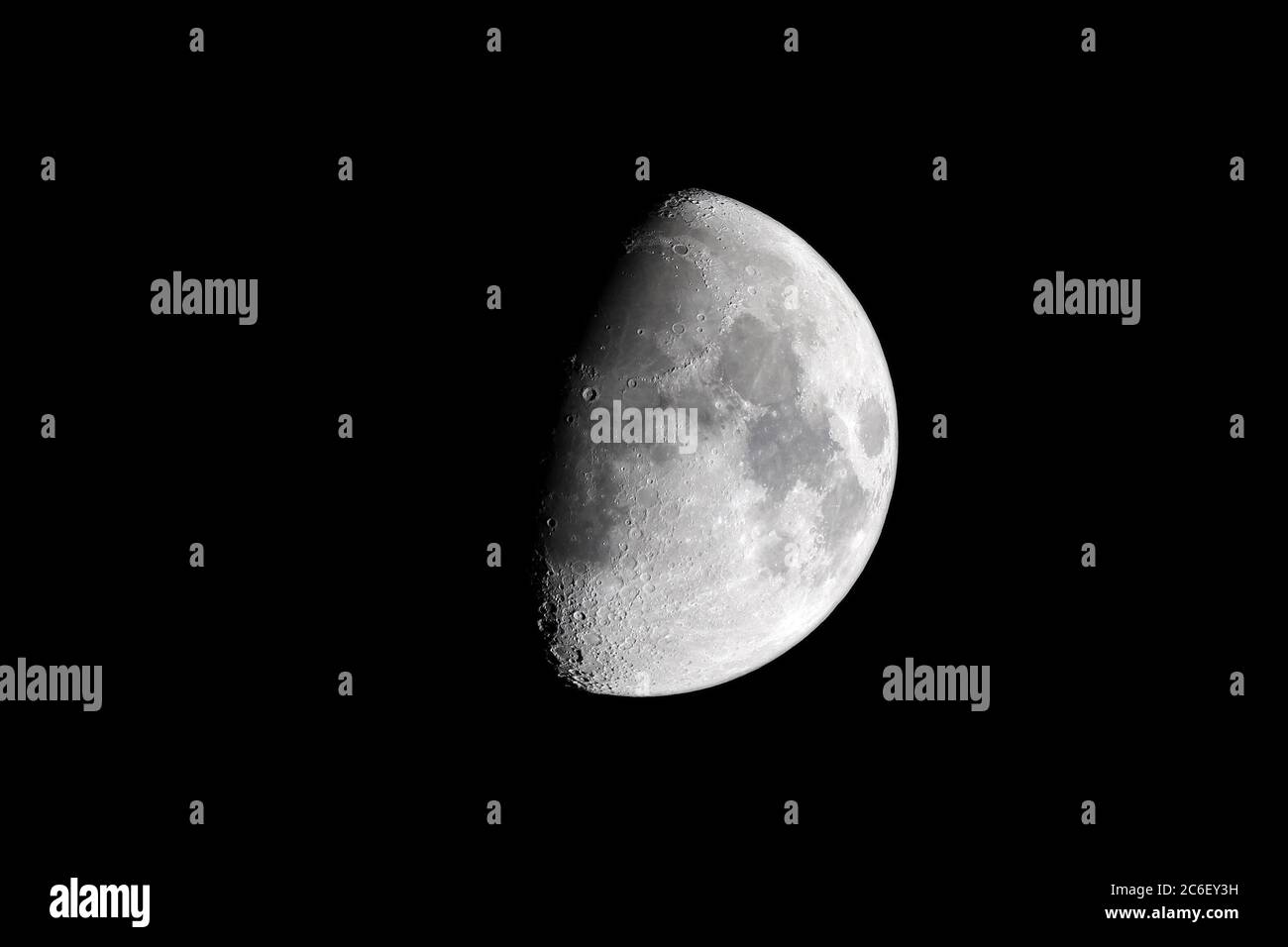 Wachender, dickbunter Mond (ca. 66% beleuchtet) bei Nacht, wie durch ein 80mm ED-APO Refraktorteleskop im Brennpunkt (600mm Brennweite) gesehen. Zwei Hauptmajor Stockfoto