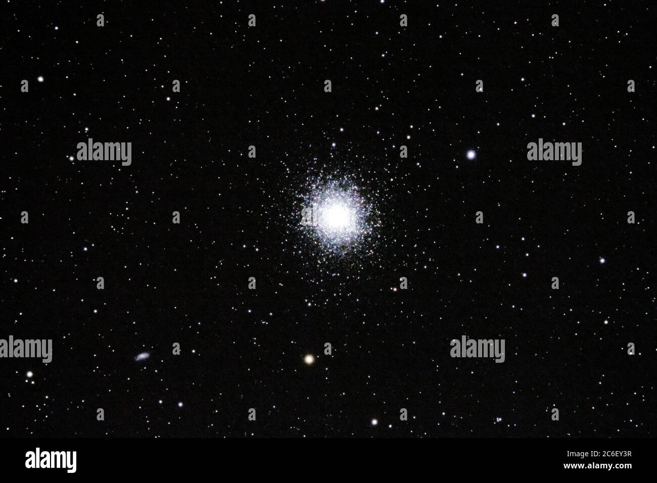Astrofotografie des großen Kugelsternhaufen aus dem Herkules-Sternbild, bekannt unter der Bezeichnung M13 (Messier Catalog Index 13) oder NGC 6205 Stockfoto