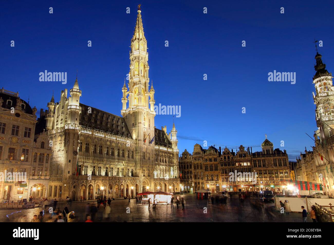 Weitwinkel-Nachtszene der Grand Plance, dem Brennpunkt von Brüssel, Belgien. Das Rathaus (Hotel de Ville) dominiert die Komposition Stockfoto