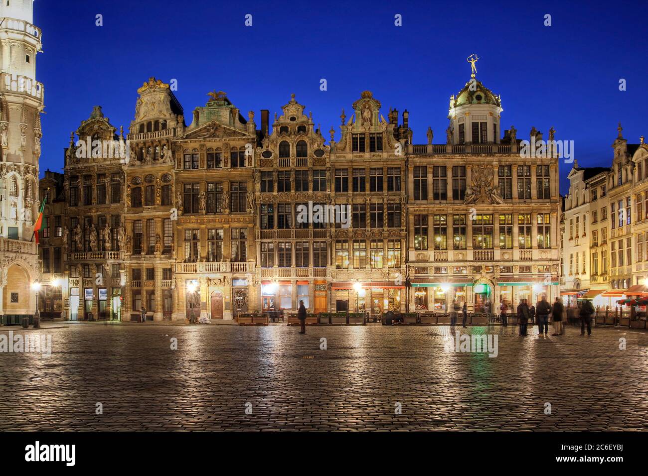 Aufwändige Reihe von Barockhäusern mit Blick auf den Grand Place in Brüssel, Belgien bei Nacht. Stockfoto
