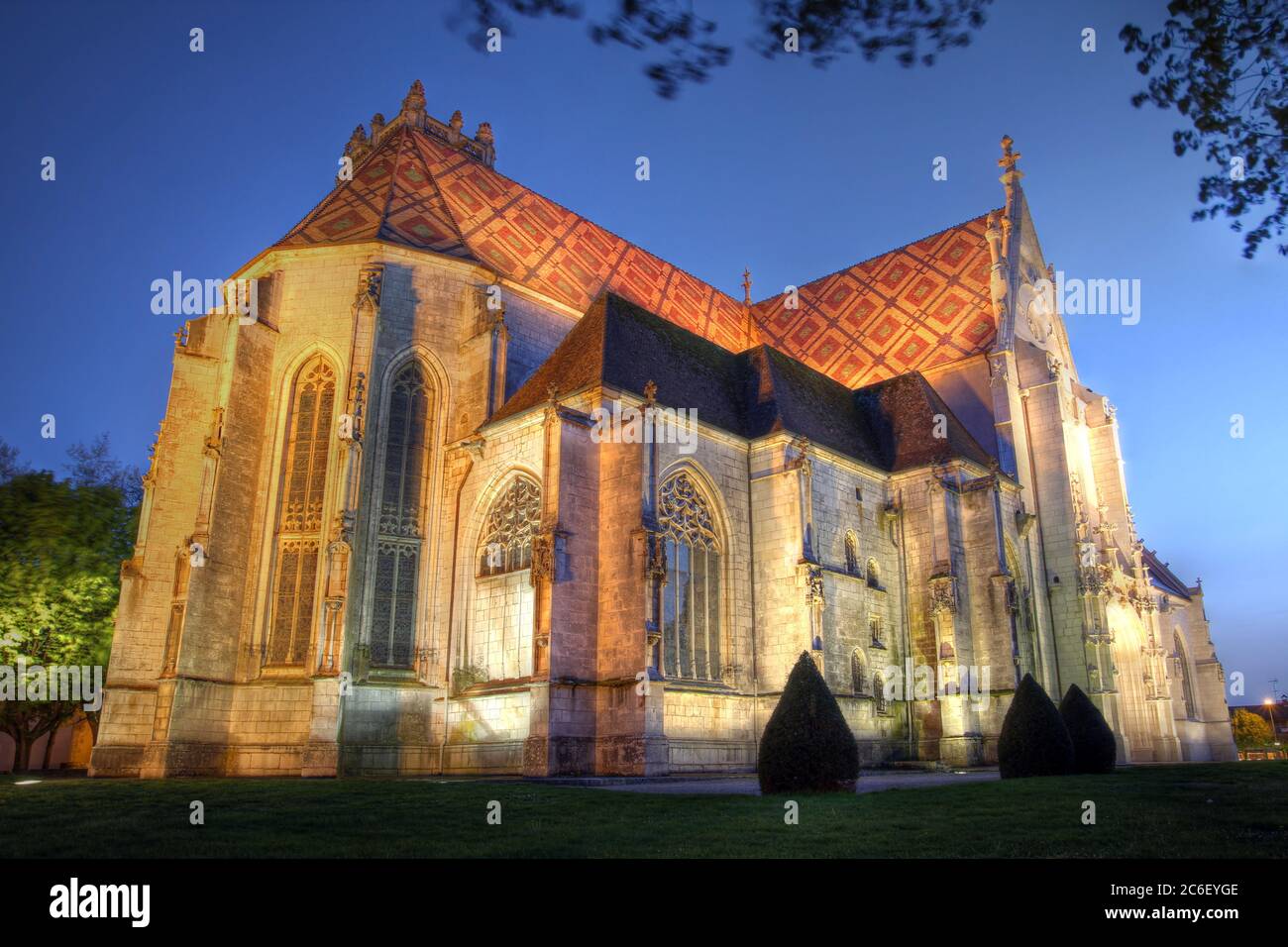 Nachtansicht der extravaganten gotischen Kirche des Königlichen Klosters von Brou, am Rande der Stadt Bourg-en-Bresse, Ain Abteilung, Rhone-Alpes regio Stockfoto