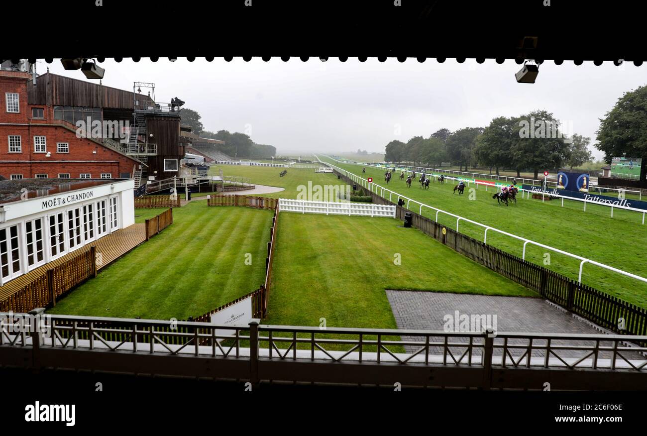 Progressive Bewertung von Callum Shepherd geritten gewinnt das bet365 Handicap während des ersten Tages des Moet und Chandon Juli Festivals auf der Newmarket Racecourse. Stockfoto