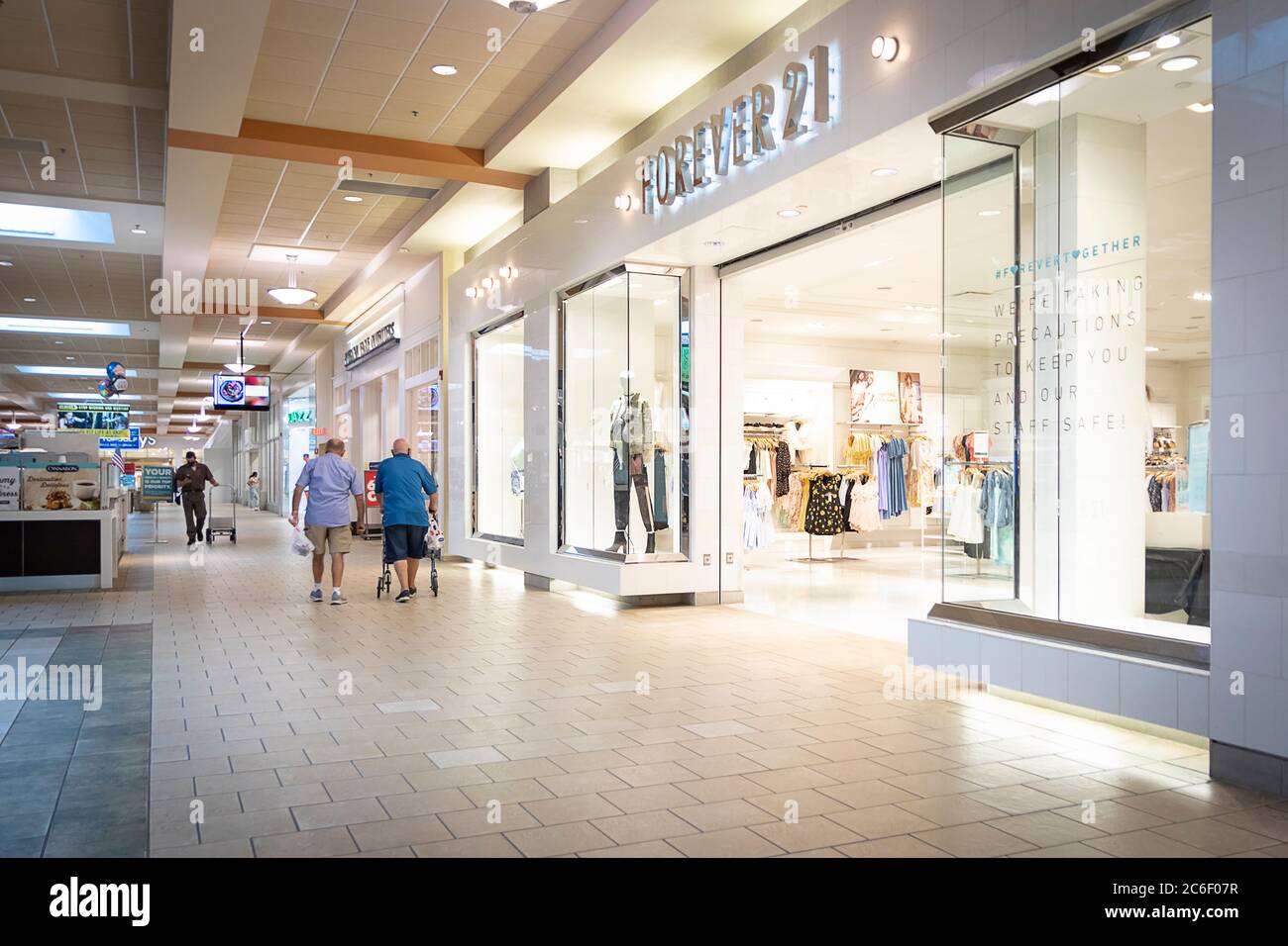 1. Juli 2020: Blick auf das meist leere Einkaufszentrum, während der ersten Woche der Wiedereröffnung während der COVID-19 Pandemie. Einkaufszentren in NJ waren von der Regierung geschlossen worden Stockfoto