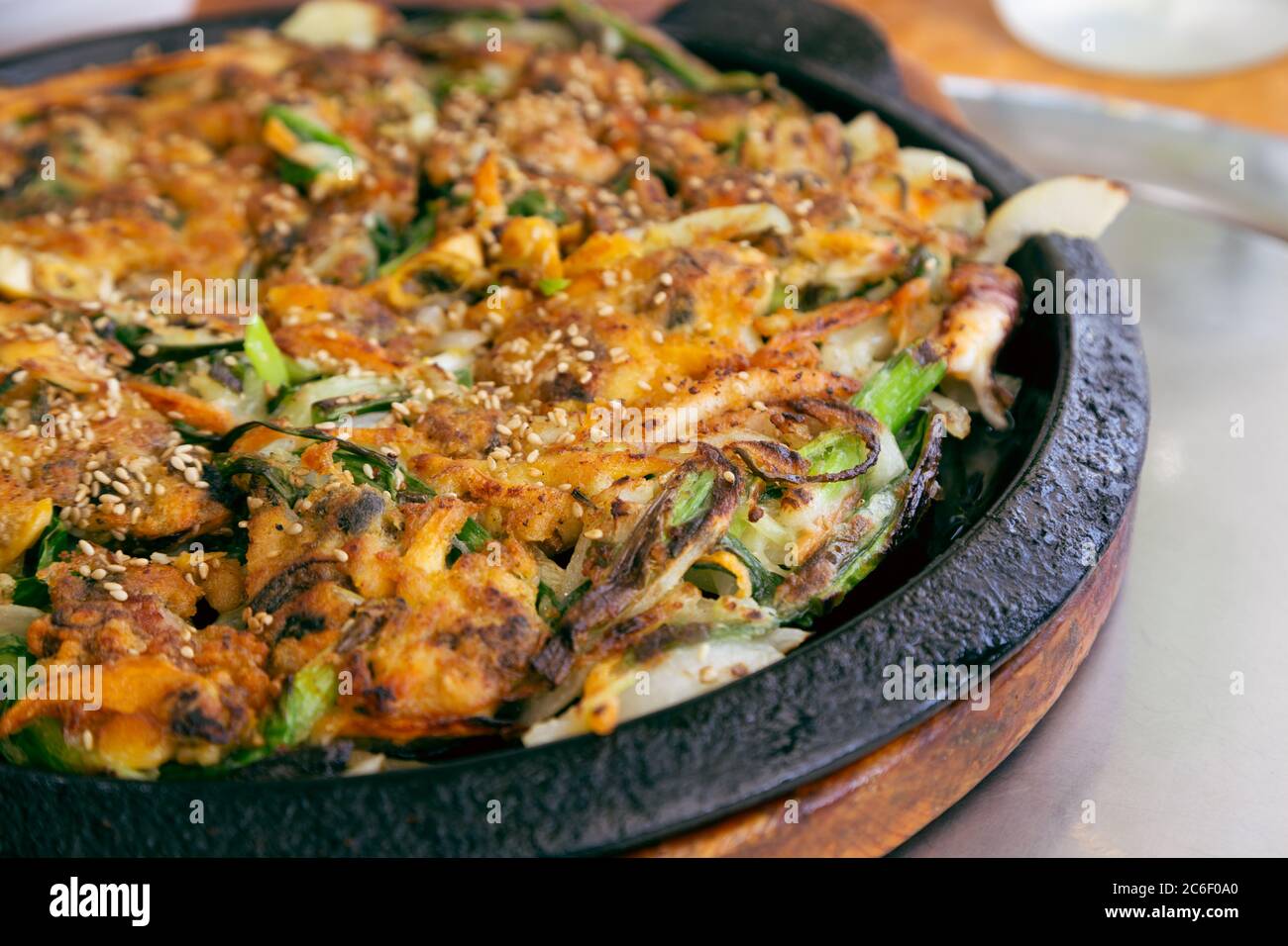 Koreanisches Essen. Haemul-Pajeon, Meeresfrüchte und grüne Zwiebeln Stockfoto