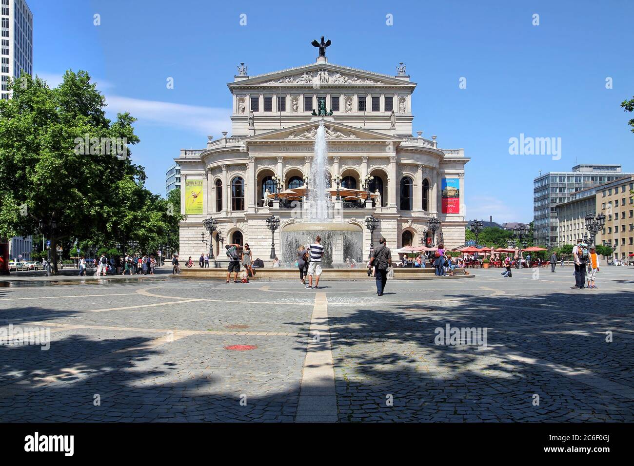 FRANKFURT - JUNI 2011: Alte Oper am 3. Juni 2011 in Frankfurt am Main. Die Alte Oper ist ein großer Konzertsaal, der in den 1970er Jahren auf dem Gelände gebaut wurde Stockfoto