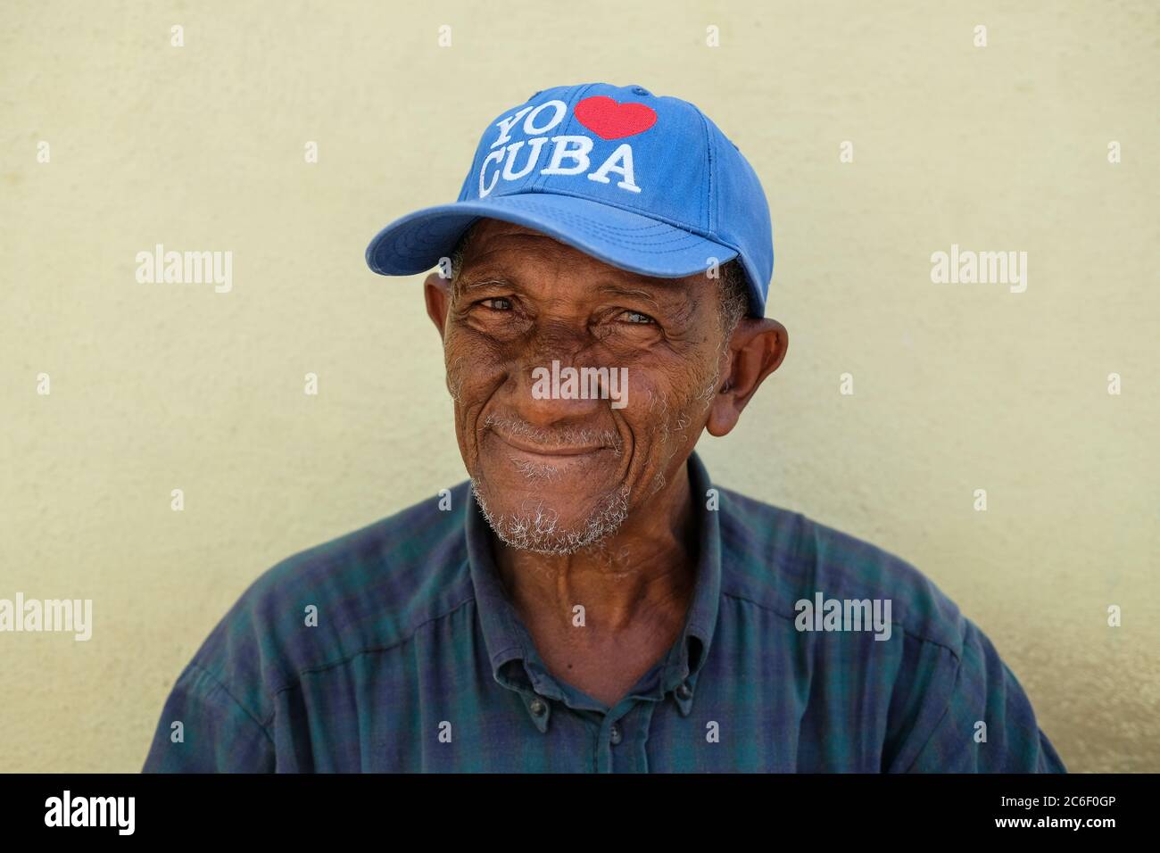 Ein Kubaner sitzt auf der Straßenseite in Trinidad, Kuba. Stockfoto