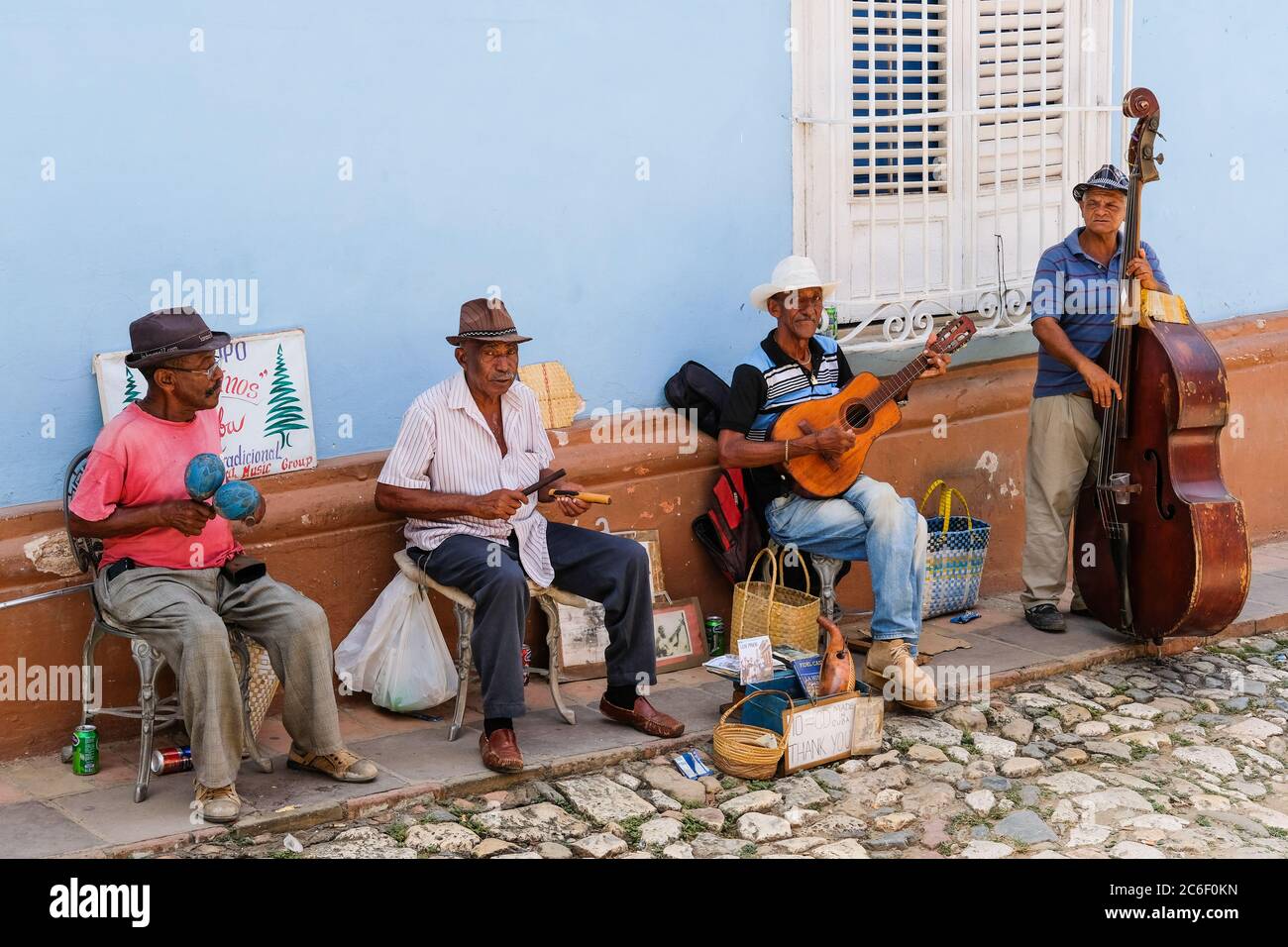 Eine Gruppe kubanischer Musiker spielt auf der Straßenseite in Trinidad, Kuba. Stockfoto