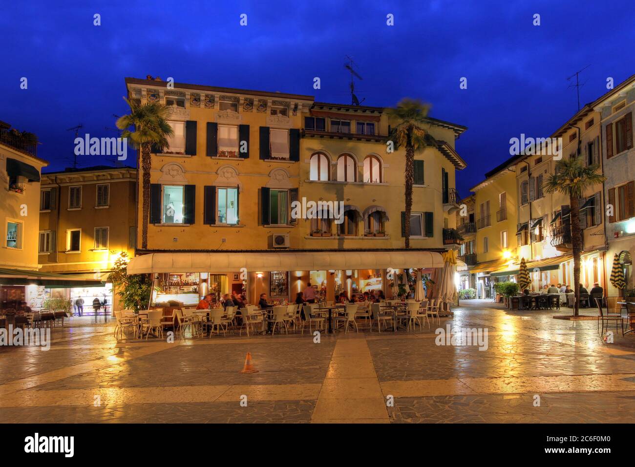 Nachtszene in der Altstadt von Sirmione, Italien, genauer gesagt die lebhafte Atmosphäre des Carducci Platzes mit seinen vielen Restaurants. Sirmione ist ein CO Stockfoto