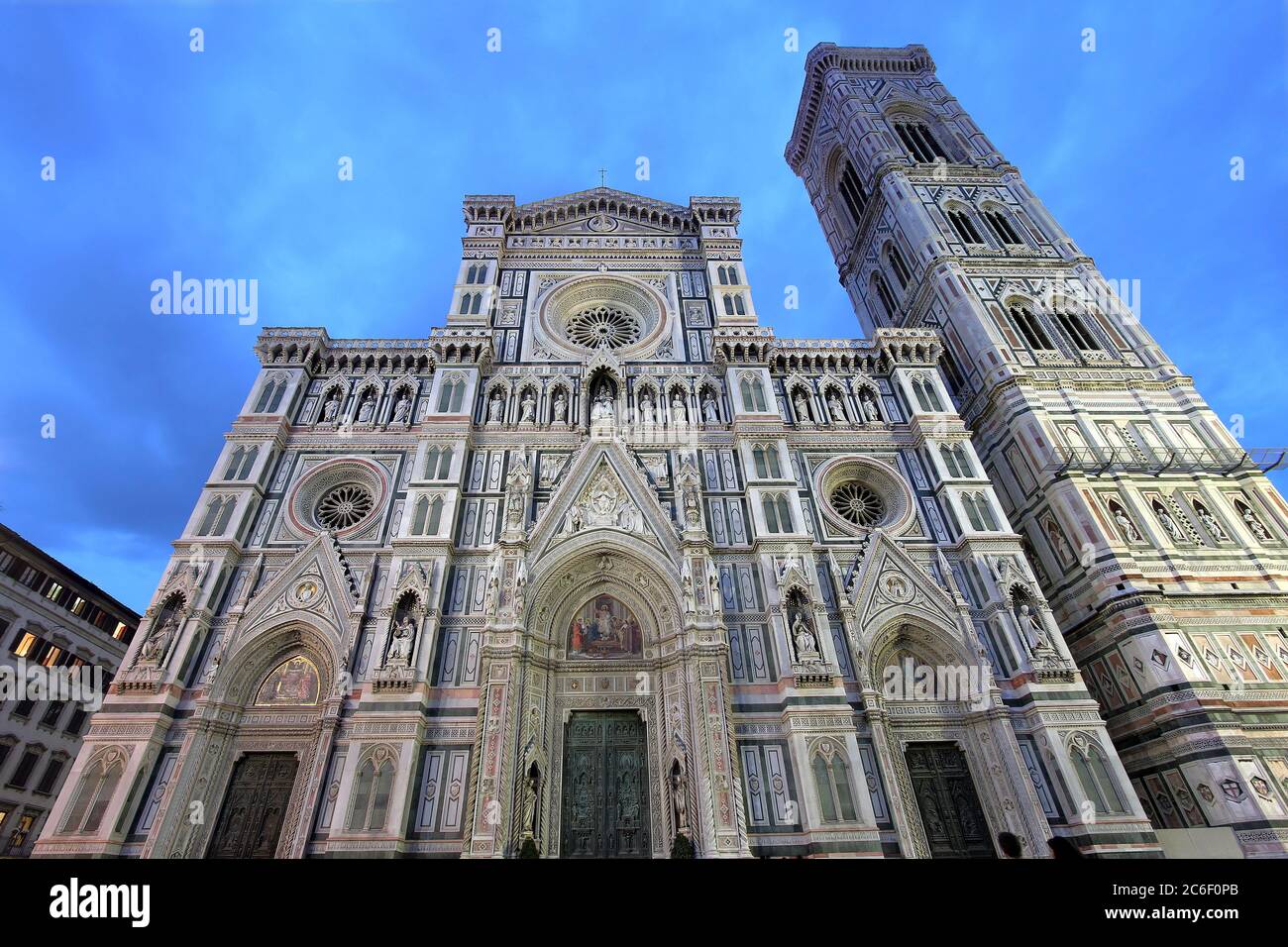 Blick auf den Dom von Florenz (Duomo oder Basilica di Santa Maria del Fiore) in Italien bei Nacht. Stockfoto