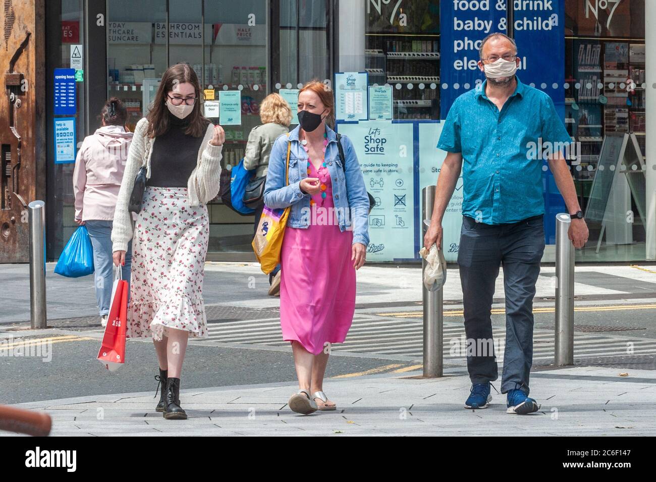 Cork, Irland. Juli 2020. Menschen tragen Gesichtsmasken in Cork Stadt, um sich vor Covid-19 zu schützen. Quelle: AG News/Alamy Live News Stockfoto