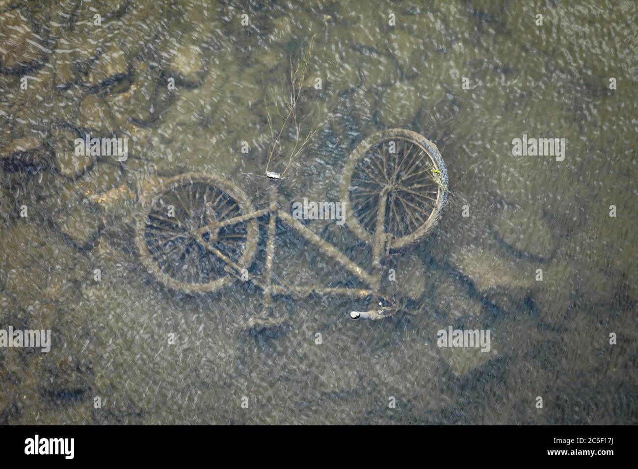 Wesel, Niederrhein, Nordrhein-Westfalen, Deutschland - altes Fahrrad liegt in der Lippe - alt Stockfoto