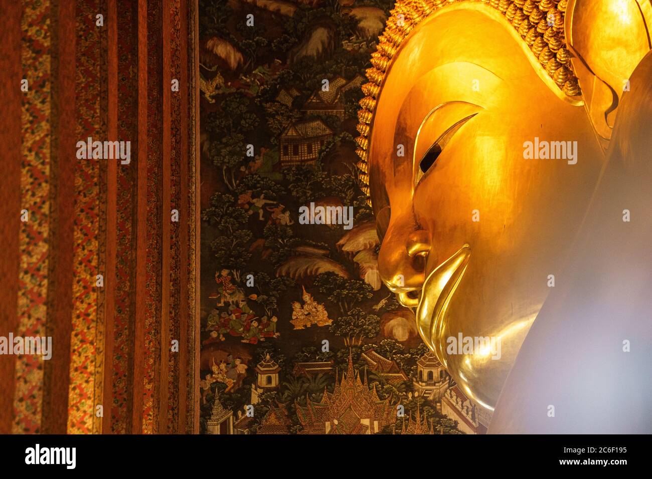 Goldenes Haupt des Buddha, der in einem Tempel liegt Stockfoto