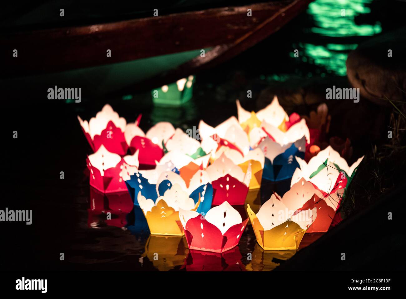 Farbe asiatische Papierlaternen reflektieren Licht auf Wasser Stockfoto