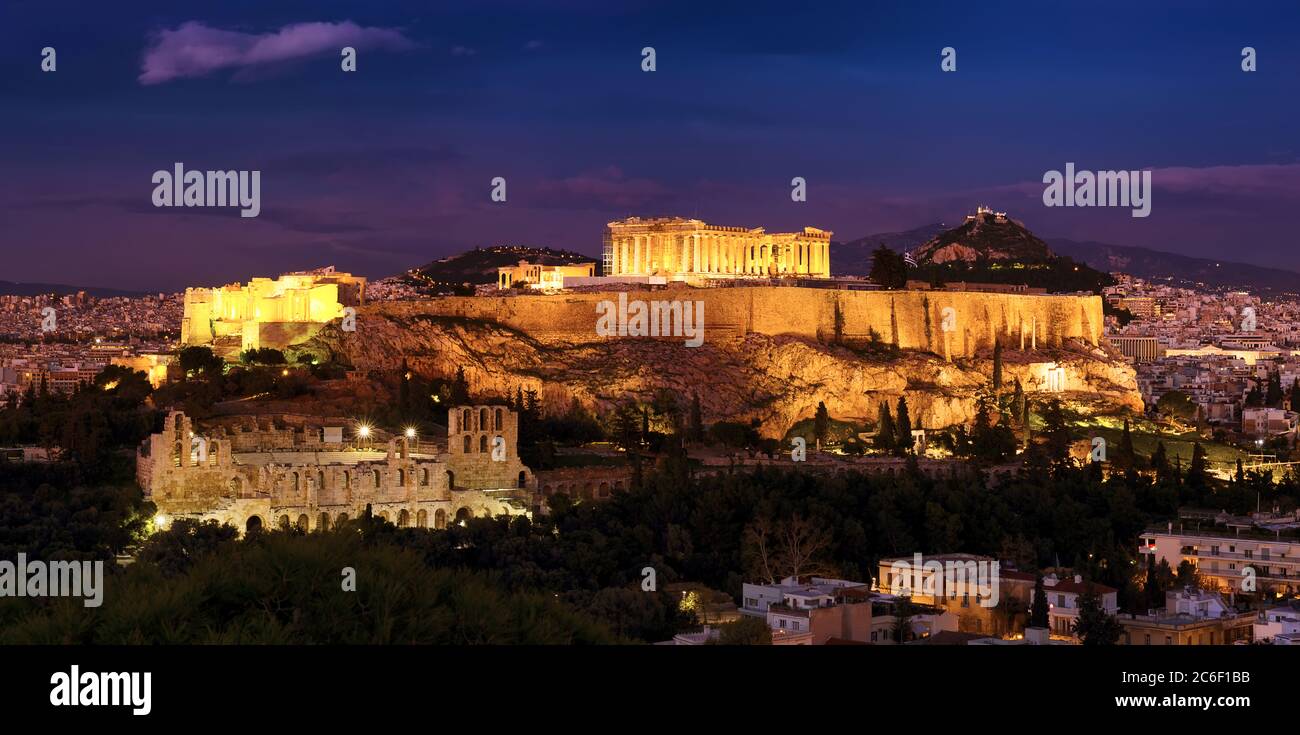 Panorama von Athen mit Akropolis Hügel bei dramatischem Sonnenuntergang, Griechenland. Die Akropolis von Athen auf einem felsigen Ausbiss über der Stadt Athen und Co Stockfoto