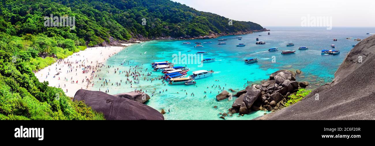 Schöner Strand und blauer Himmel auf Similan Inseln, Thailand. Urlaub Urlaub Urlaub Hintergrund Wallpaper. Blick auf den schönen tropischen Strand. Panorama der Reise Summe Stockfoto