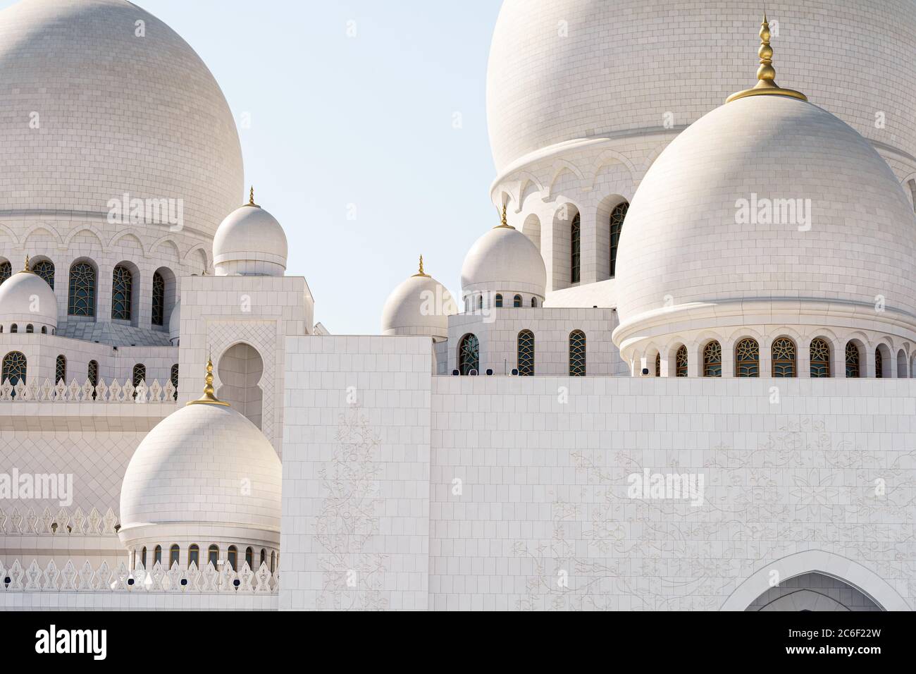Nahaufnahme der Kuppel der Abu Dhabi Moschee an einem sonnigen Tag mit blauem Himmel Stockfoto