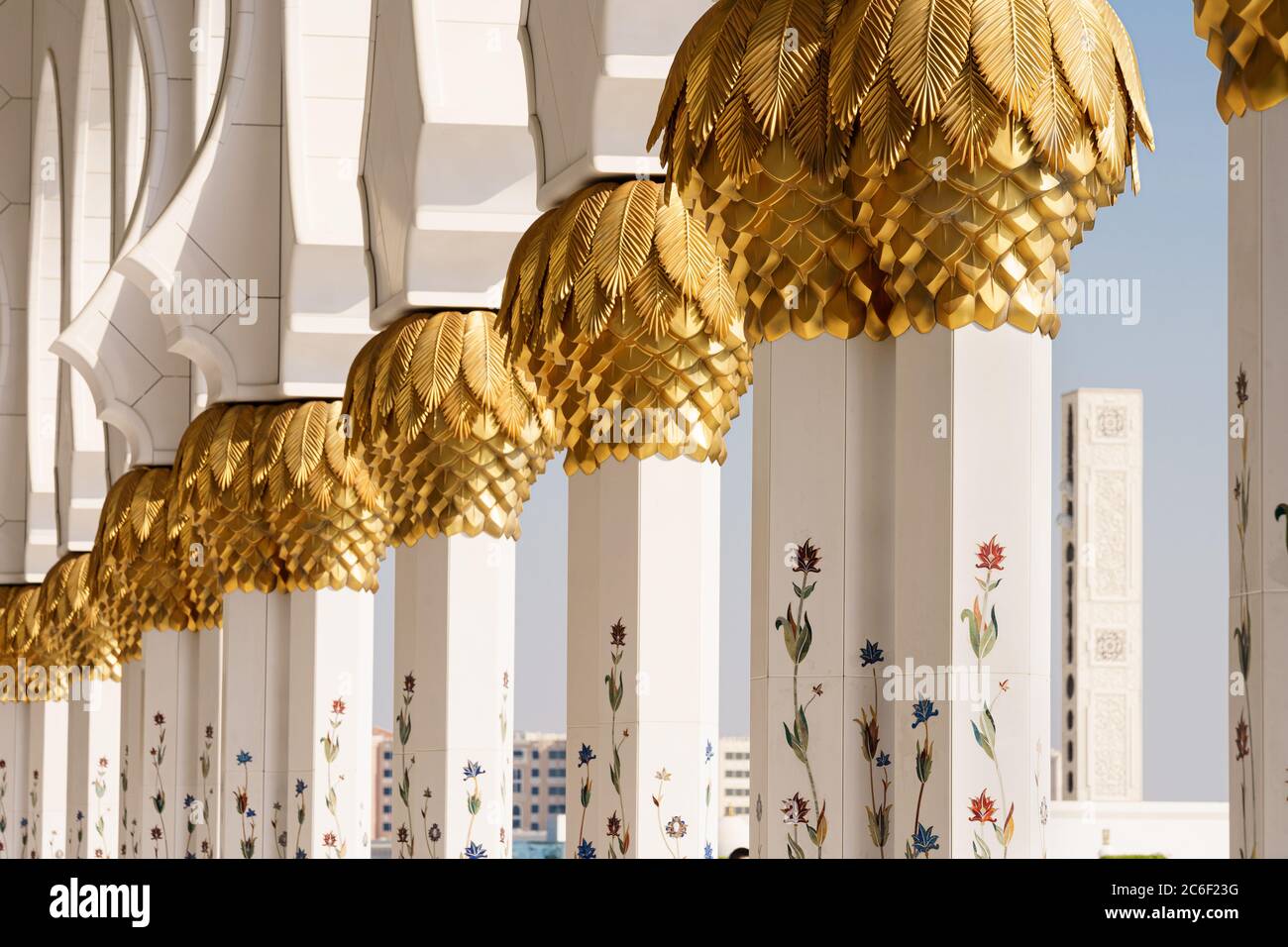 Nahaufnahme der bemalten Säulen der Abu Dhabi Moschee an einem sonnigen Tag mit blauem Himmel Stockfoto