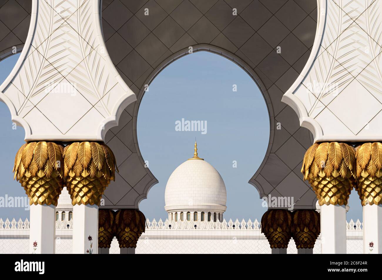 Nahaufnahme der Kuppel der Abu Dhabi Moschee an einem sonnigen Tag mit blauem Himmel Stockfoto