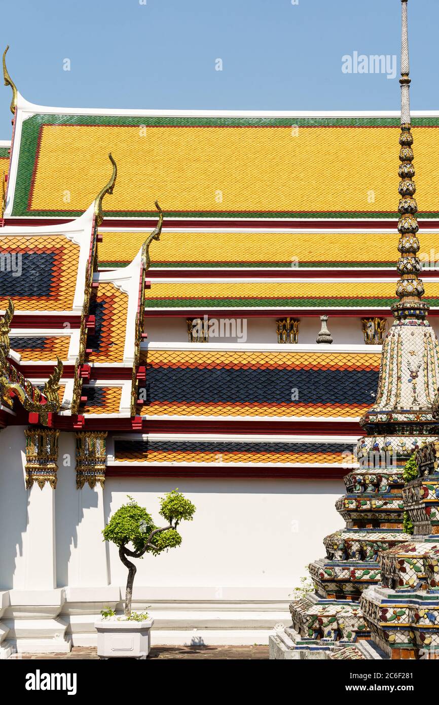 Nahaufnahme der bunten Dächer der Tempel von Bangkok an einem sonnigen Tag Stockfoto