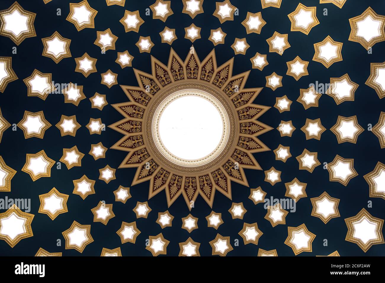 Die Kuppel der Royal Bank of Scotland mit einem blauen Dach und goldenen Sternen um eine weiße und gelbe Sonne Stockfoto