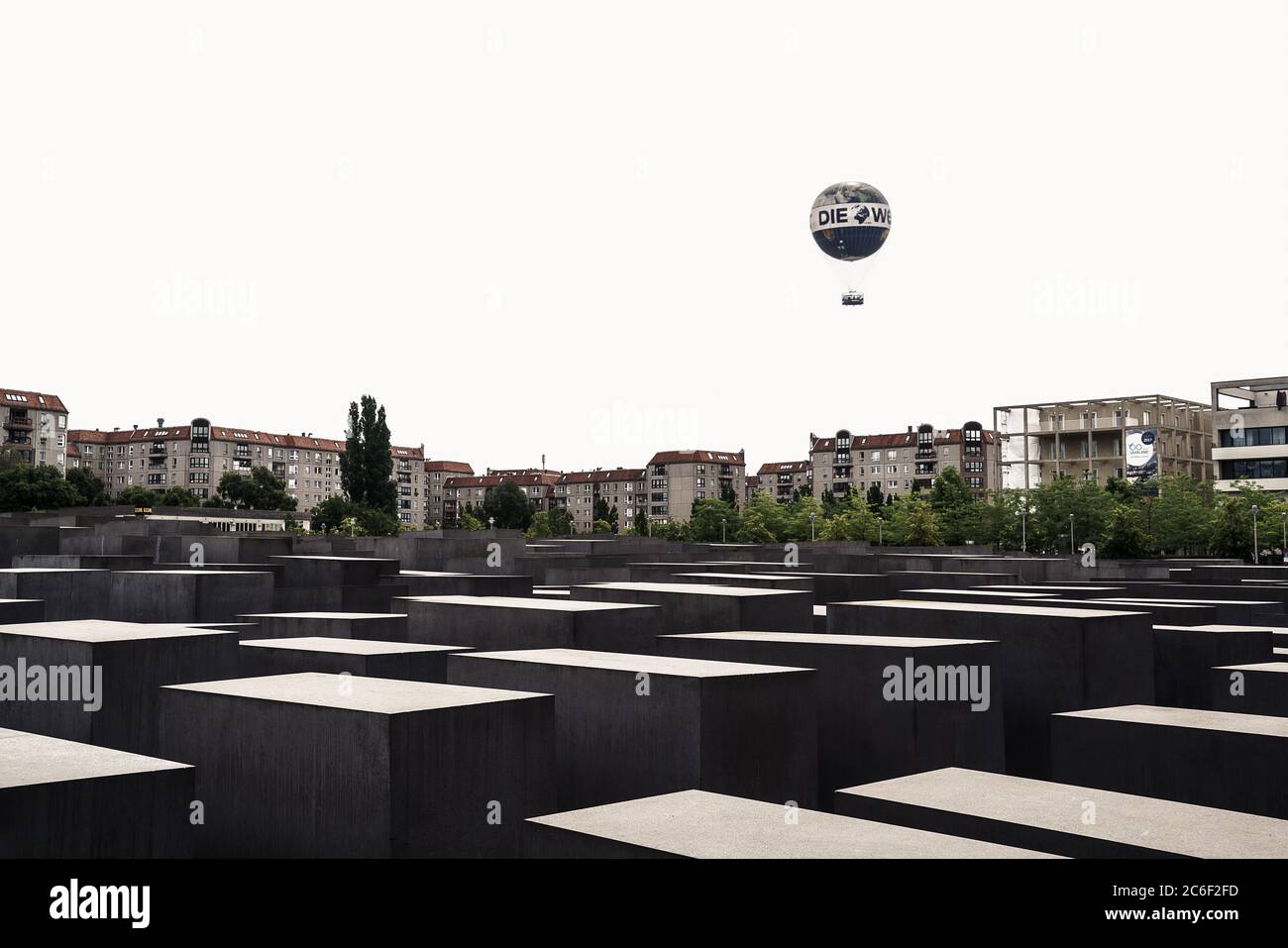 Denkmal für die ermordeten Juden mit Heißluftballon und Gebäuden im Hintergrund in der Stadt Berlin während eines bewölkten Tages Stockfoto