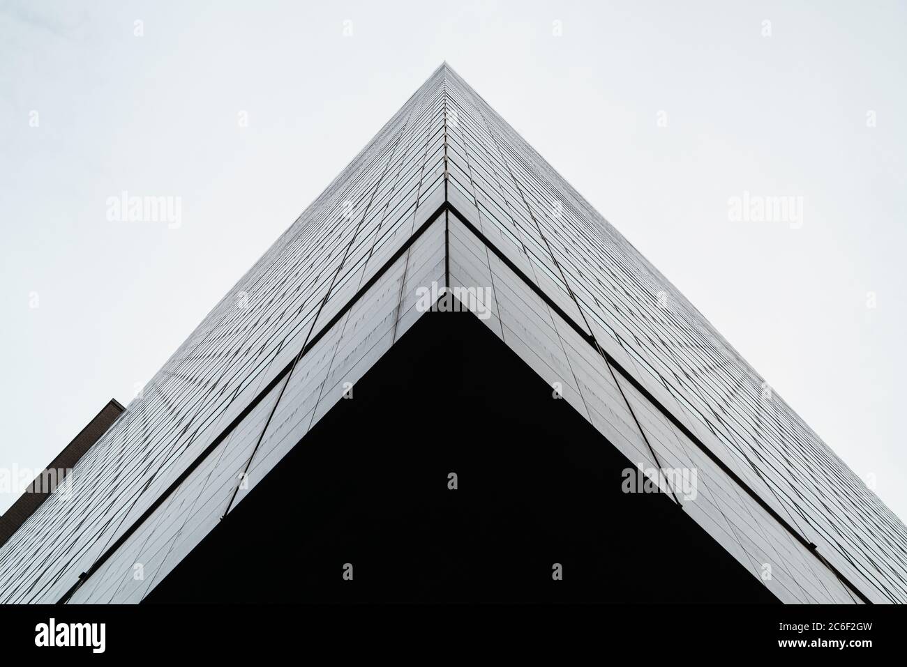 Abstrakte Ansicht eines New yorker Gebäudes an einem bewölkten Tag Stockfoto