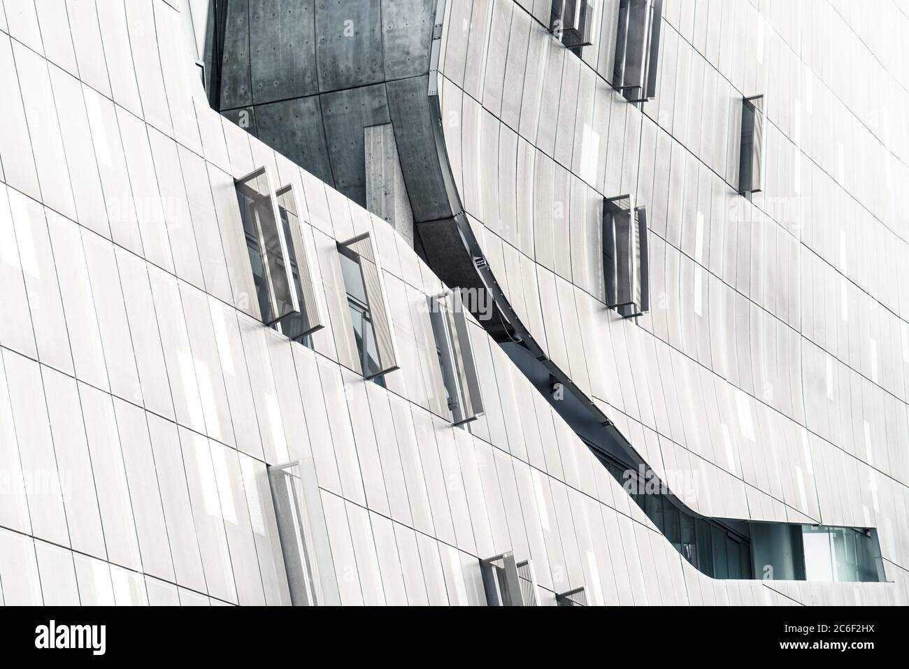 Vorderseite eines grauen, lächelnden, gesichtsförmigen Gebäudes. Stockfoto