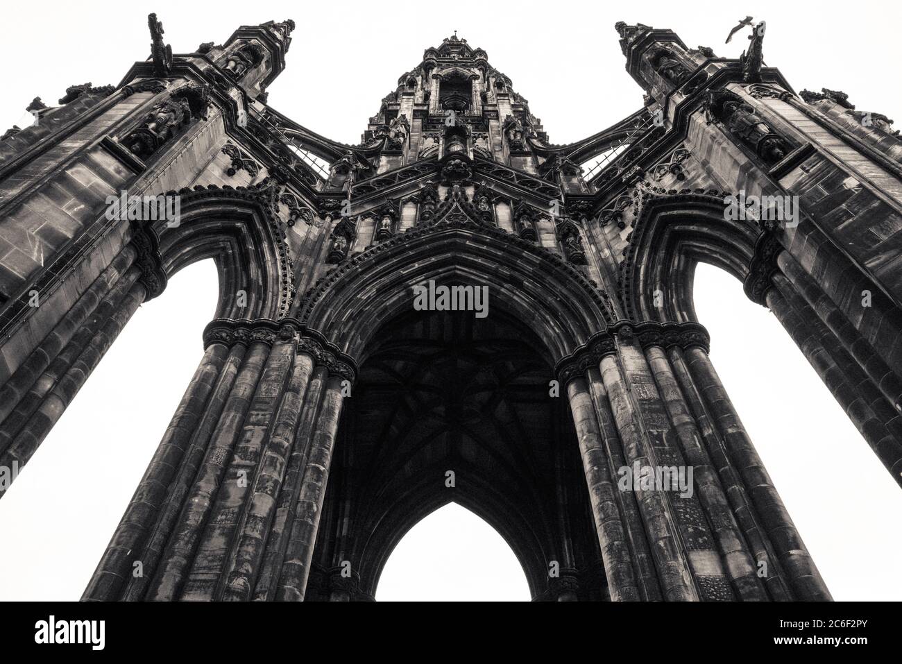 Blick auf das Scottish Monument in der Stadt Edinburgh an einem bewölkten Tag. Schwarz und Weiß Stockfoto