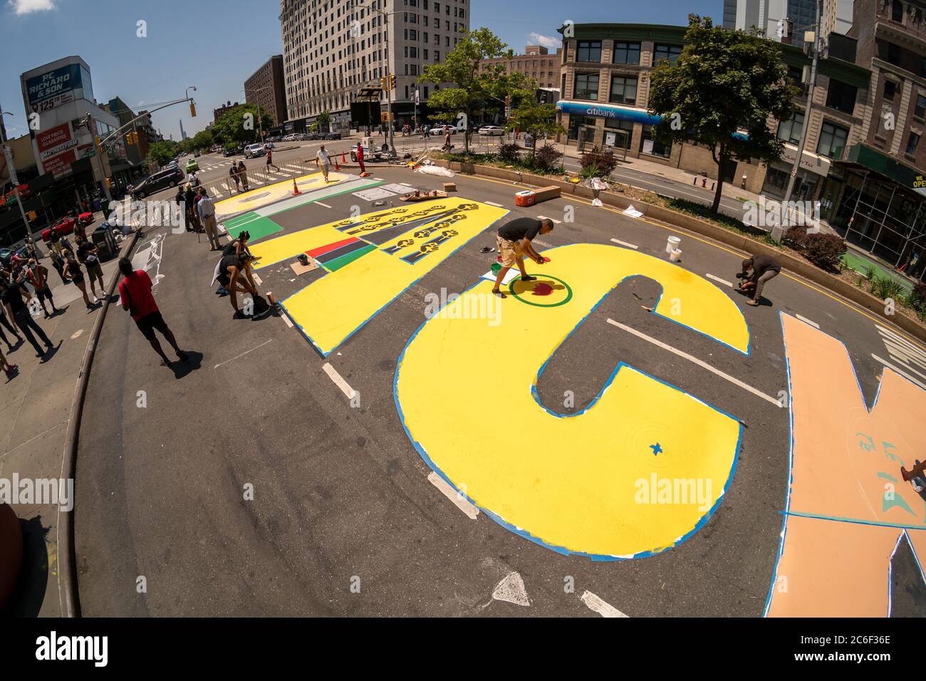 Lokale Künstler malen am Samstag, 4. Juli 2020, ein massives Wandgemälde „Black Lives Matter“ auf dem Adam Clayton Powell Blvd in Harlem in New York. (© Richard B. Levine) Stockfoto
