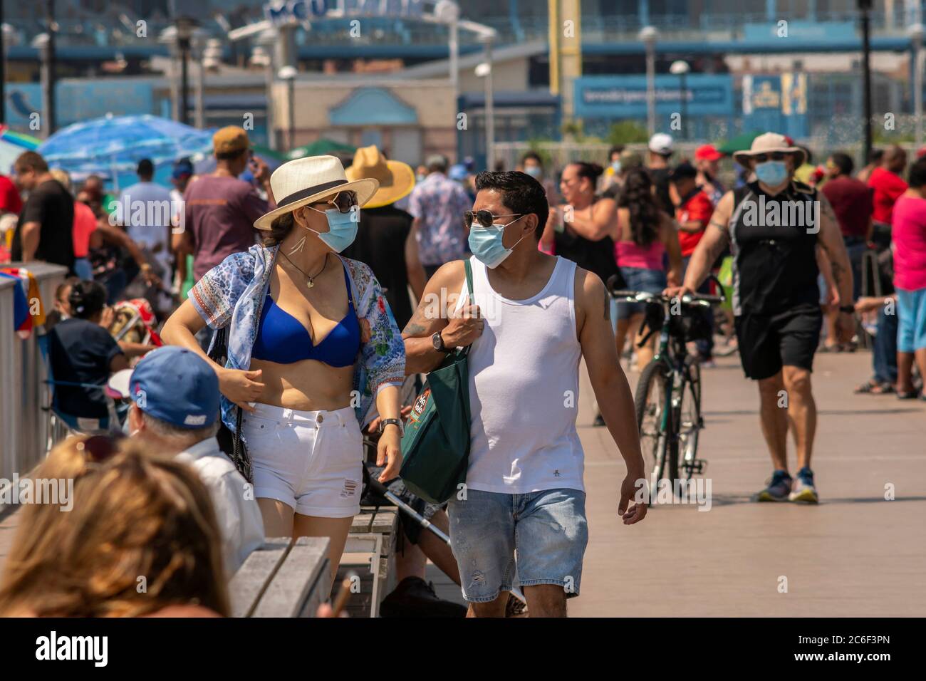 Tausende von Strandbesuchern beobachten im Allgemeinen soziale Distanzierungen, wenn sie versuchen, die Hitze und Feuchtigkeit auf Coney Island in Brooklyn in New York am Long Independence Day Wochenende, Sonntag, 5. Juli 2019 zu schlagen. (© Richard B. Levine) Stockfoto