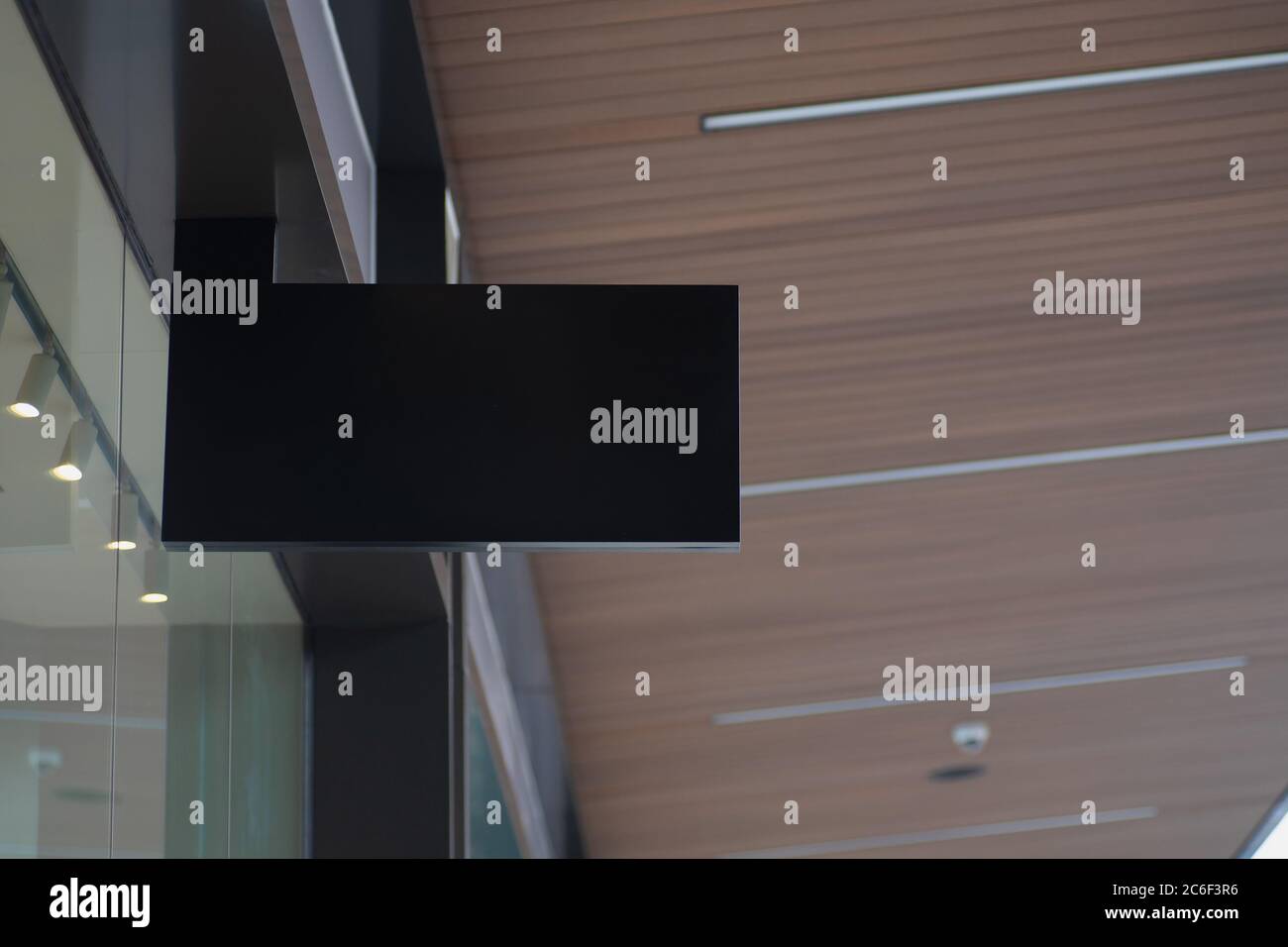 Blanker schwarzer Anbau des modernen Ladenschildes mit moderner Architektur und Glasfenstern. Leere Beschilderung nachmachen. Stockfoto