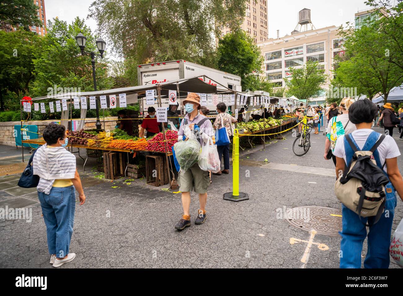 Einkäufer am Union Square Greenmarket in New York üben am Mittwoch, den 8. Juli 2020 soziale Distanzierung. (© Richard B. Levine) Stockfoto