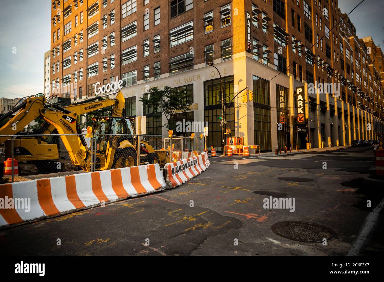 Straßenbau vor dem Google-Hauptquartier im New Yorker Stadtteil Chelsea am Dienstag, den 6. Juli 2020. (© Richard B. Levine) Stockfoto