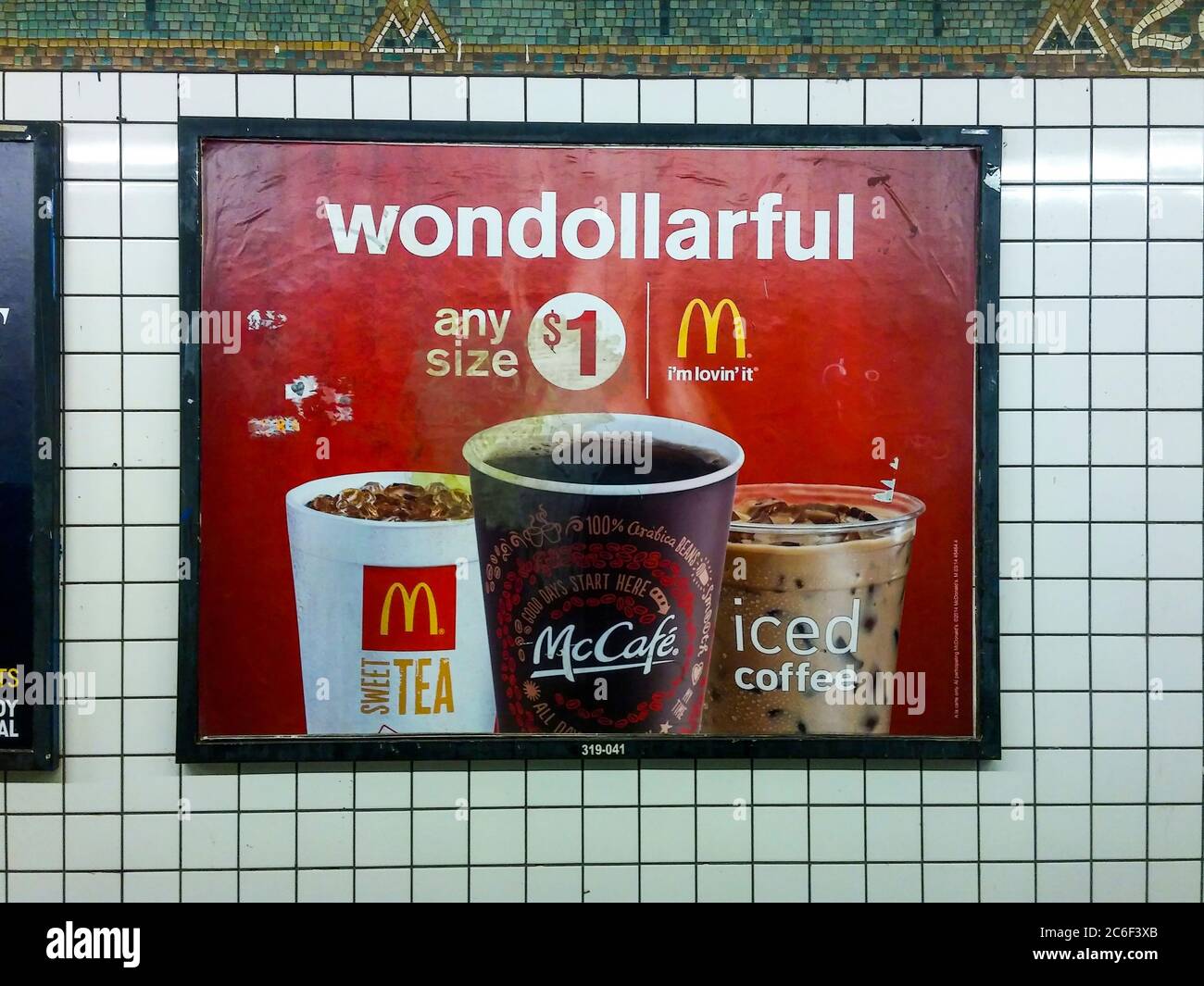 Am Samstag, den 4. Juli 2020, erscheint in der U-Bahn in New York eine 2014-Anzeige für McDonald’s. Die Metropolitan Transportation Authority entfernte schließlich eine Sperrholzwand, die eine Reparaturstelle schützte, nachdem sie sechs Jahre lang aufstand und eine Werbung für McDonald’s aufdeckte, die versteckt war. (© Richard B. Levine) Stockfoto