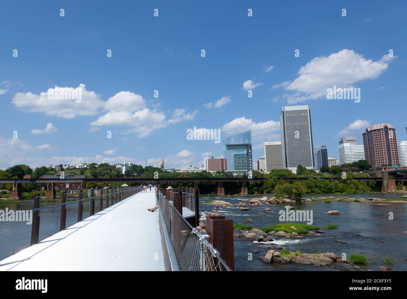 RICHMOND, VIRGINIA - 8. August 2019: Blick auf die Richmond Skyline von der T Tyler Potterfield Memorial Bridge Stockfoto