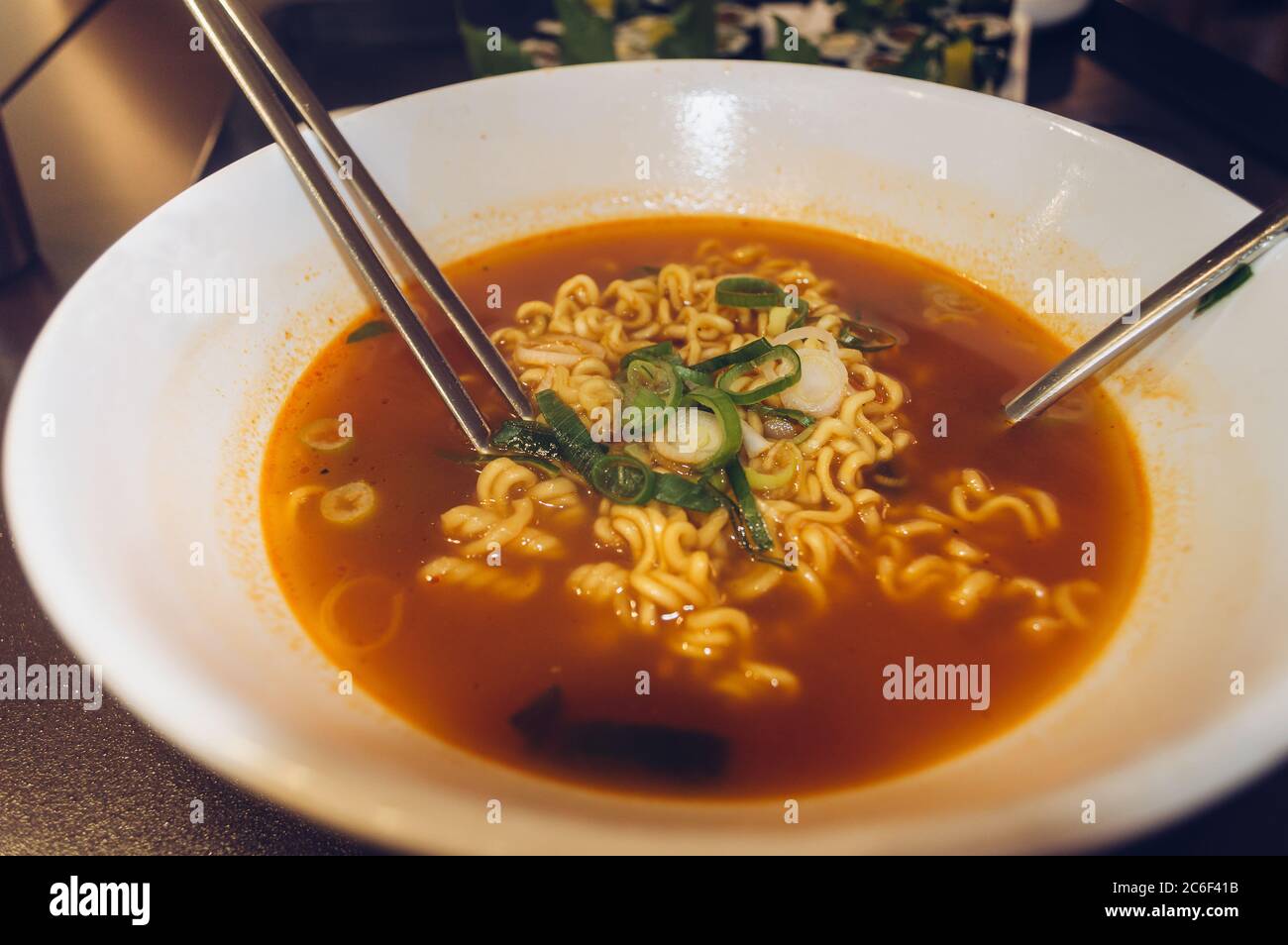 Nahaufnahme der Schüssel mit heißen und würzigen koreanischen Ramen Stockfoto