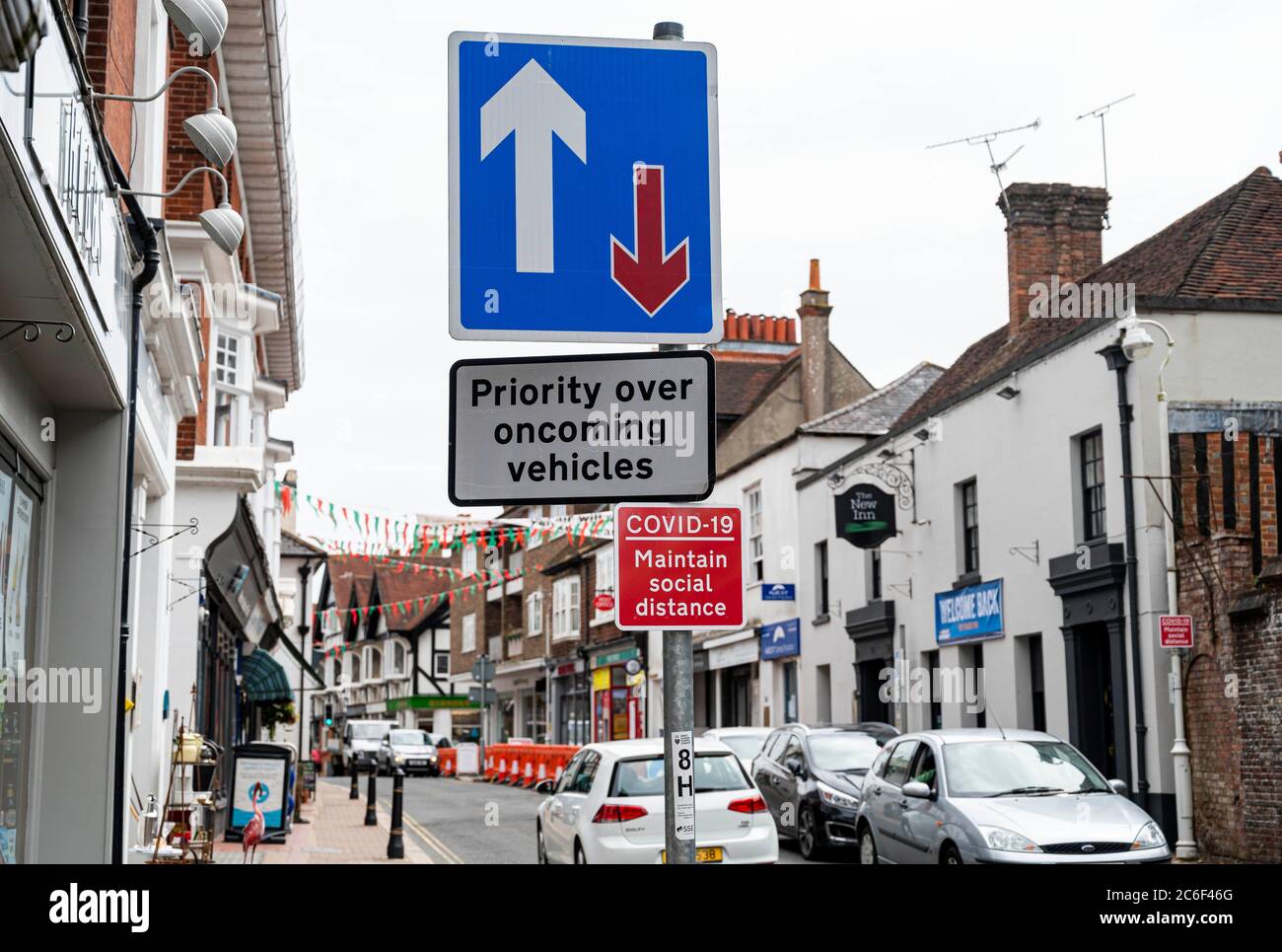 Verkehr und soziale Distanzierung für Coronavirus COVID-19 Schilder auf der High Street im Dorf Hurstpierpoint nördlich von Brighton East Sussex UK Stockfoto