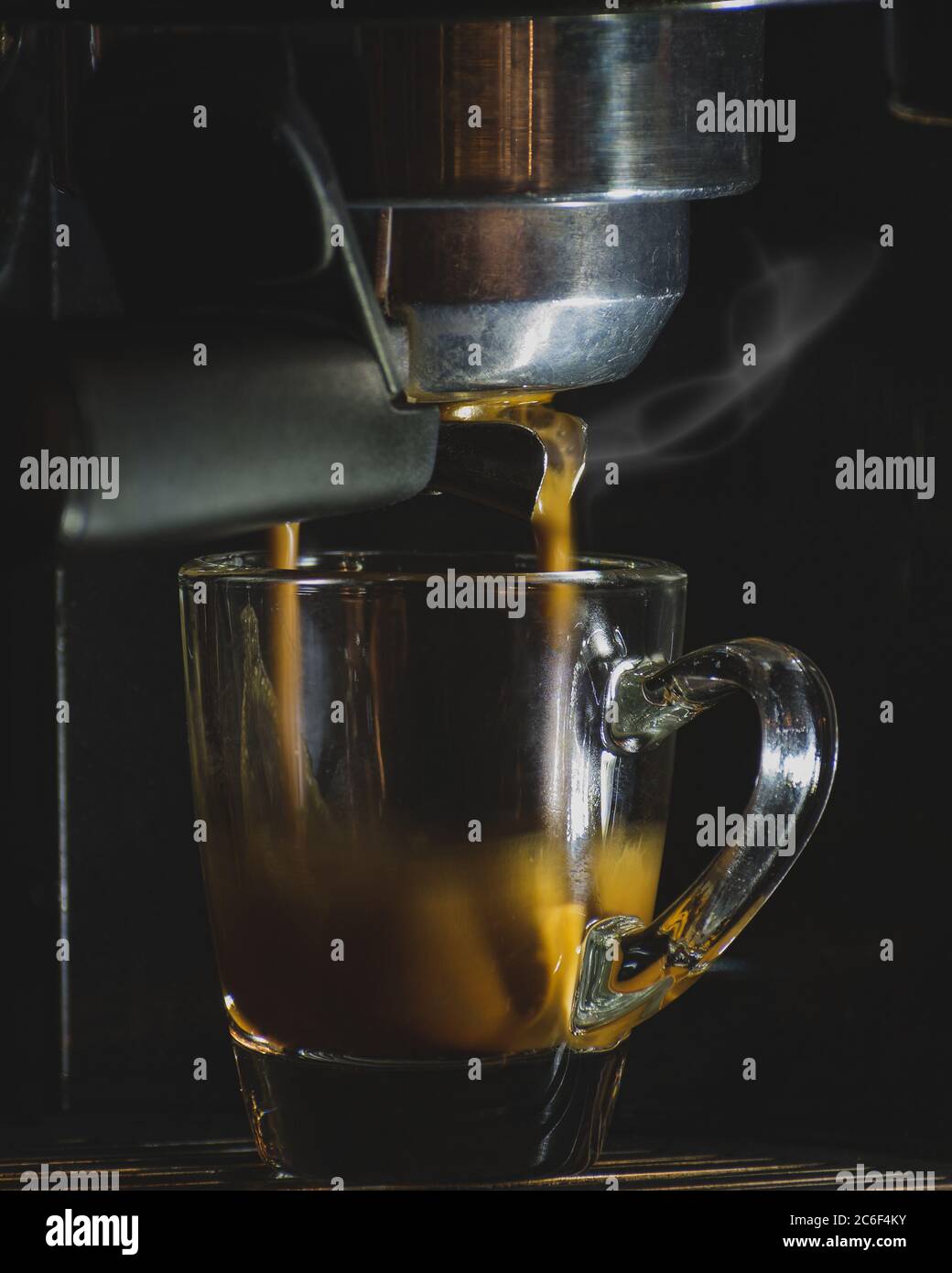 Espressotasse in der Maschine, heiße Kaffeezubereitung Stockfoto