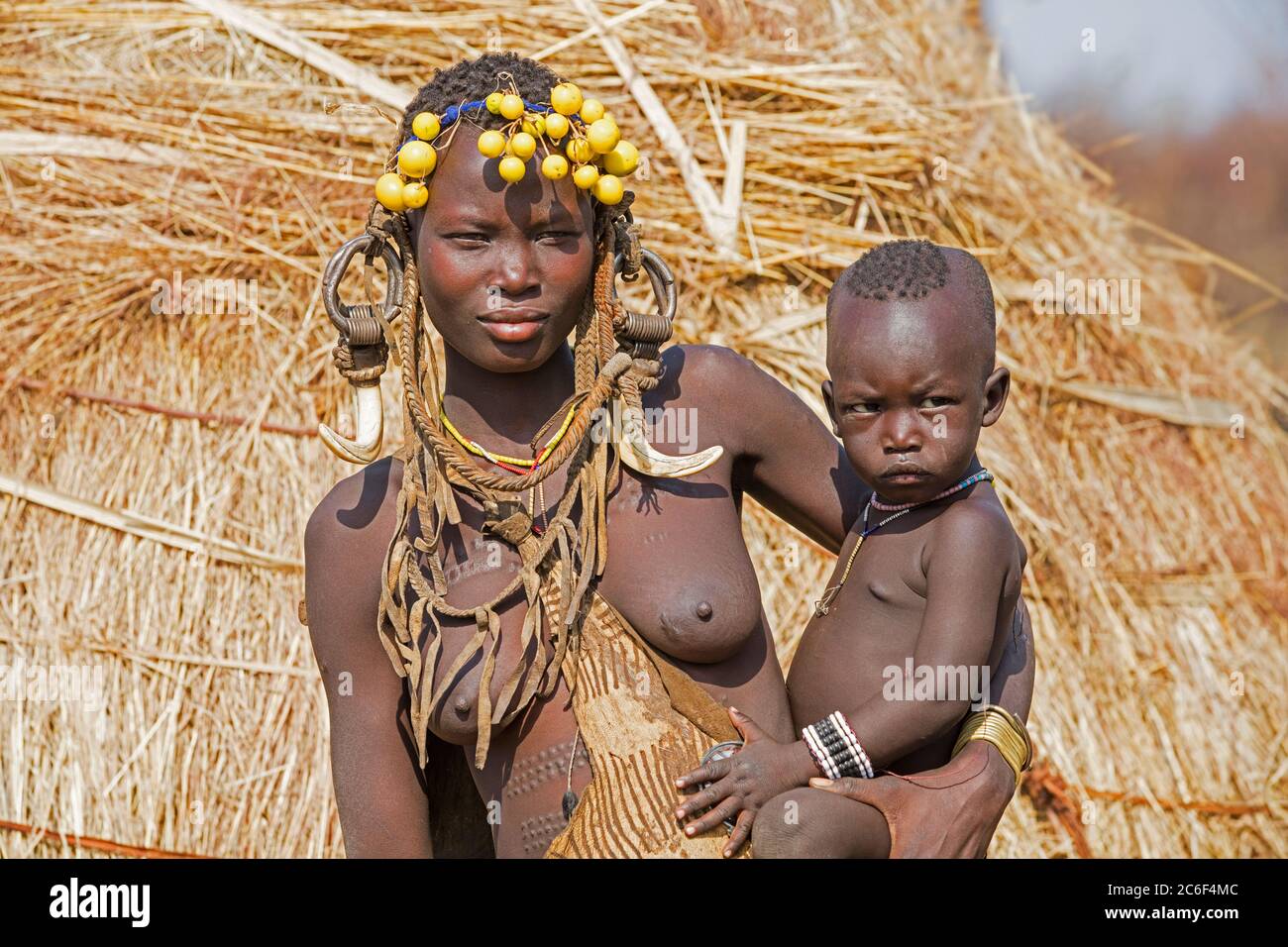Schwarze Frau mit Kind des Mursi / Mun Stammes im Mago Nationalpark bei Jinka, Debub Omo Zone, Süd-Äthiopien, Afrika Stockfoto