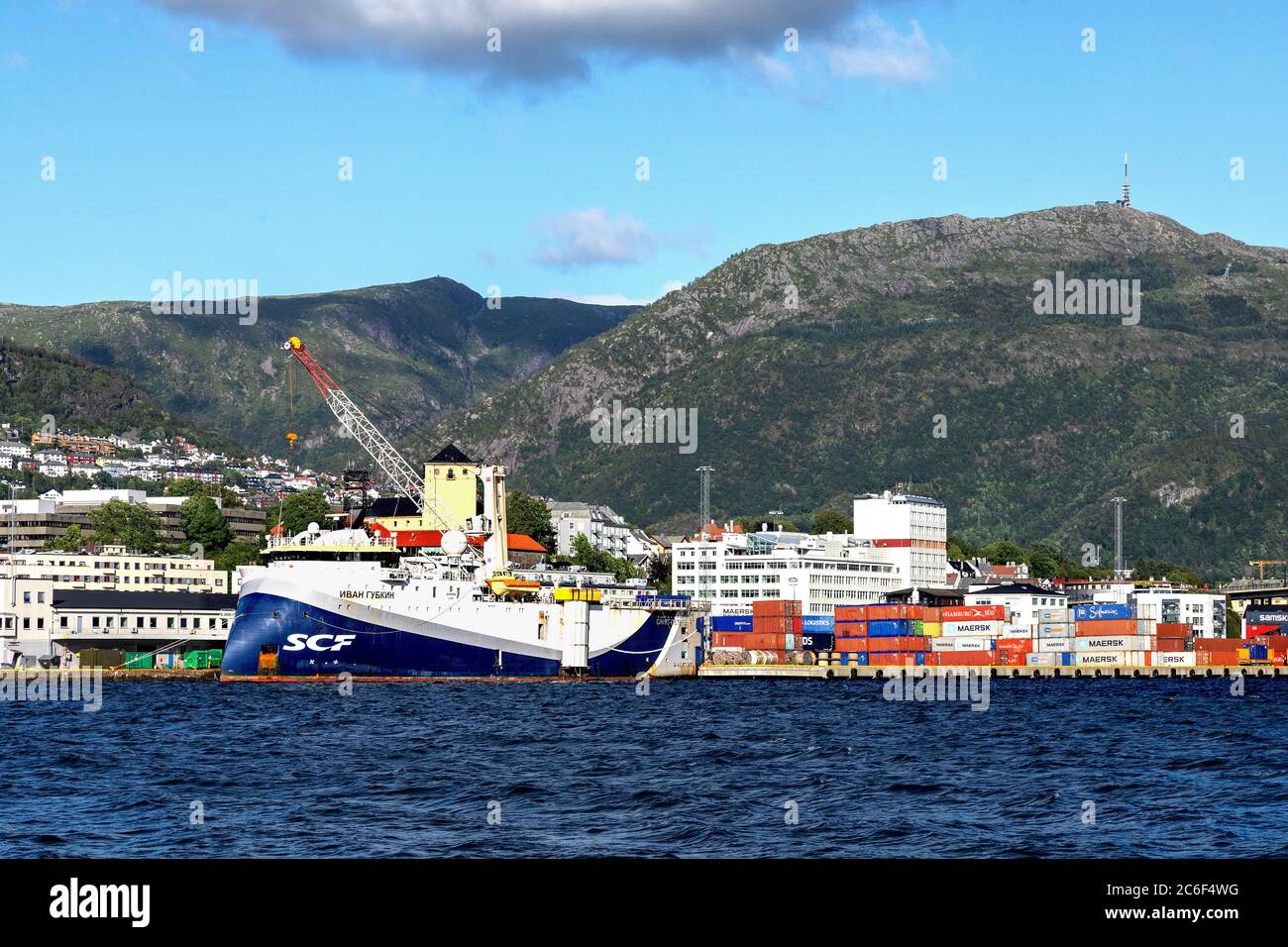 Russische Forschung / Untersuchung geophysikalisches Explorationsschiff Ivan Gubkin am Kai Dokkssjaerskaien, im Hafen von Bergen, Norwegen. Mount Ulriken in backgr Stockfoto