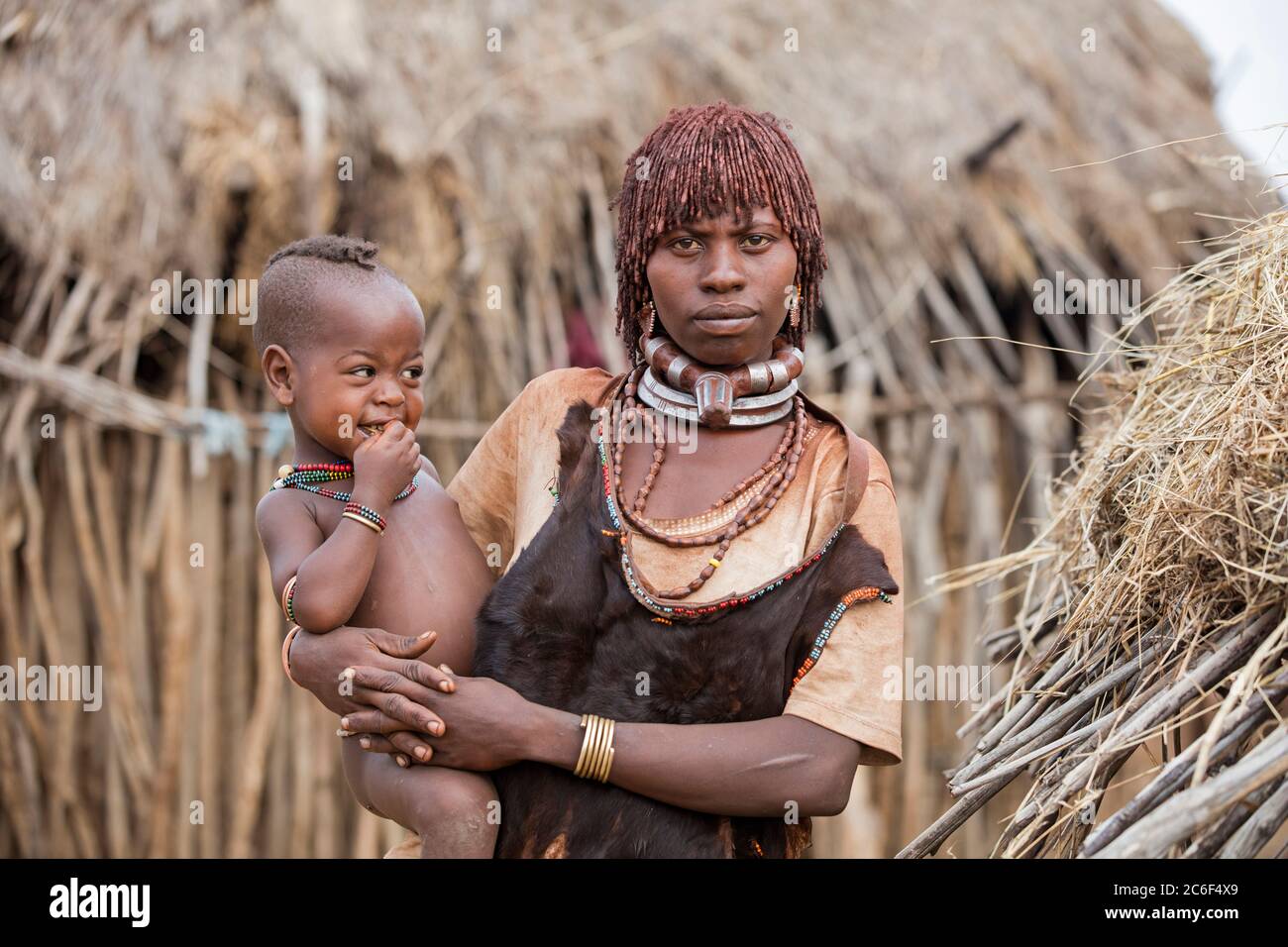 Schwarze Frau mit Kind des Stammes Hamar / Hamer im Dorf im Omo River Valley, Debub Omo Zone, Süd-Äthiopien, Afrika Stockfoto