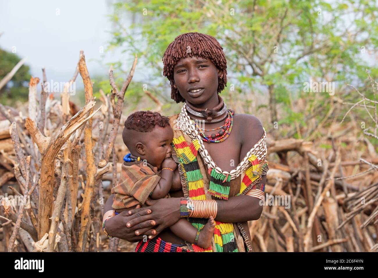 Schwarze Frau mit Kind des Stammes Hamar / Hamer im Dorf im Omo River Valley, Debub Omo Zone, Süd-Äthiopien, Afrika Stockfoto