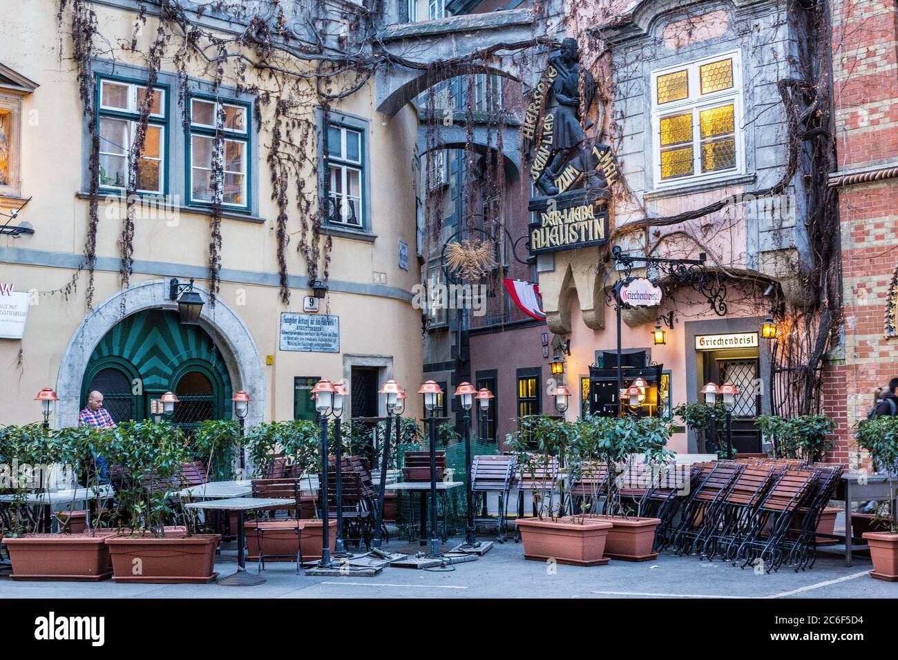 Wien, Österreich - 6. März 2017: Blick auf das Griechenbeisl Restaurant in der Wiener Altstadt (Fleischmarkt) Stockfoto Wien, Österreich - 6. März 2017: Blick auf das Griechenbeisl Restaurant in der Wiener Altstadt (Fleischmarkt) Stockfoto