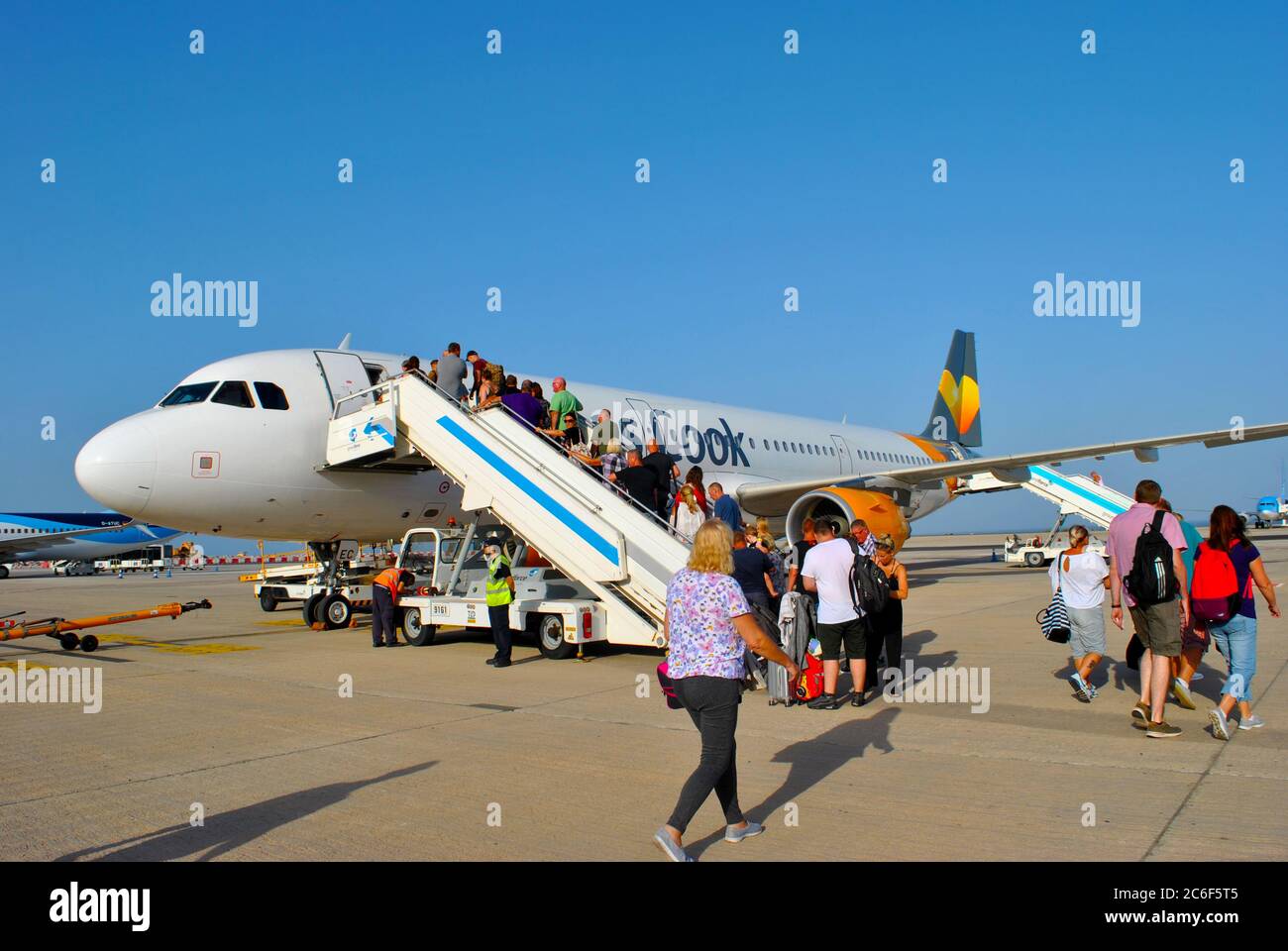 Passagiere, die am Flughafen Fuerteventura ein Airbus A320 von Thomas Cook anfliegen Stockfoto