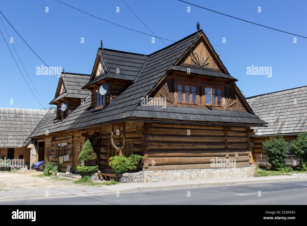 Chocholow, Polen: 30. Juli 2017 - traditionelle Holzhäuser im Dorf Chocholow, Tatra-Gebirge, Polen, Stockfoto